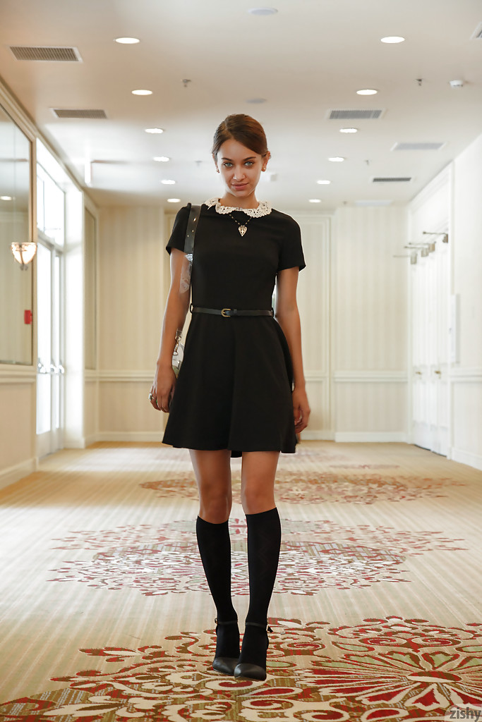 La giovane e sexy novizia Uma Jolie gioca con il suo asso pigliatutto La giovane e sexy novizia Uma Jolie gioca con il suo asso pigliatutto