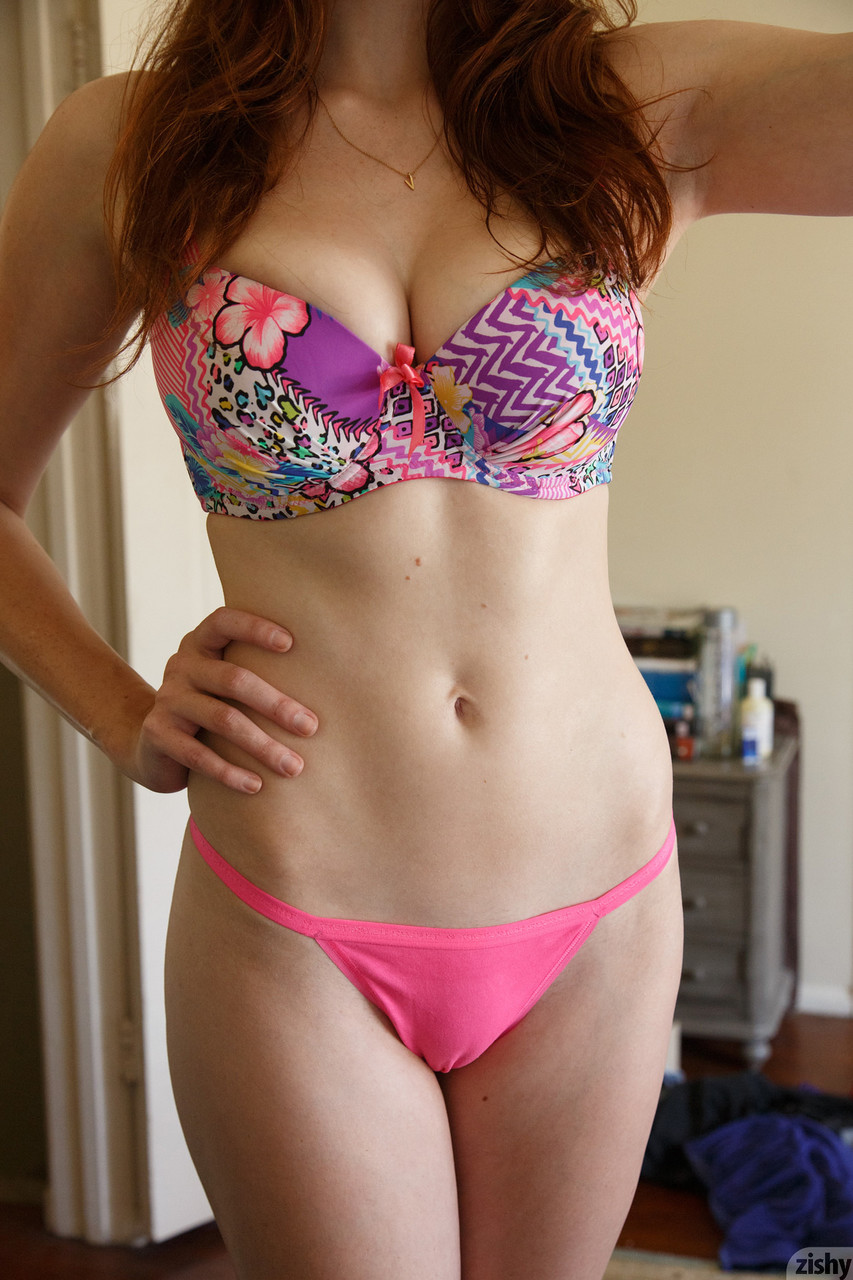 Amatör sevgili Sabrina Lynn bikinili poz verirken inanılmaz kahverengi gözlerini sergiliyor Amatör sevgili Sabrina Lynn bikinili poz verirken inanılmaz kahverengi gözlerini sergiliyor