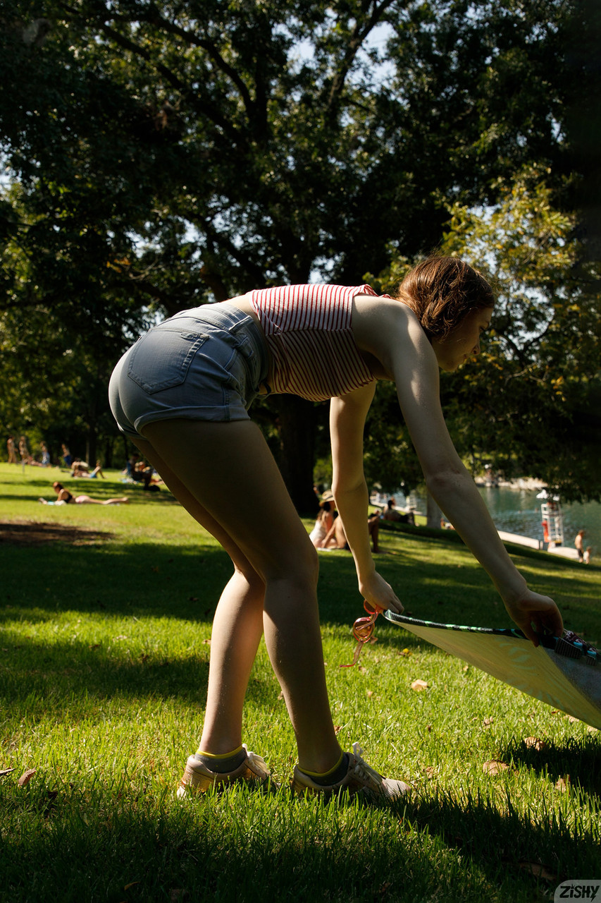 Le mannequin Myra Glasford pose seins nus et prend un bain de soleil dans le parc. Le mannequin Myra Glasford pose seins nus et prend un bain de soleil dans le parc.