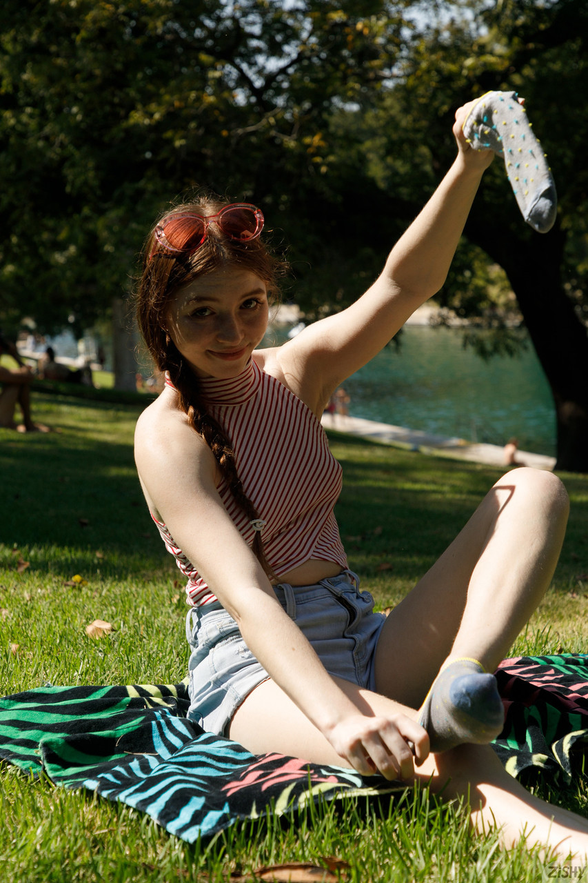 Le mannequin Myra Glasford pose seins nus et prend un bain de soleil dans le parc. Le mannequin Myra Glasford pose seins nus et prend un bain de soleil dans le parc.