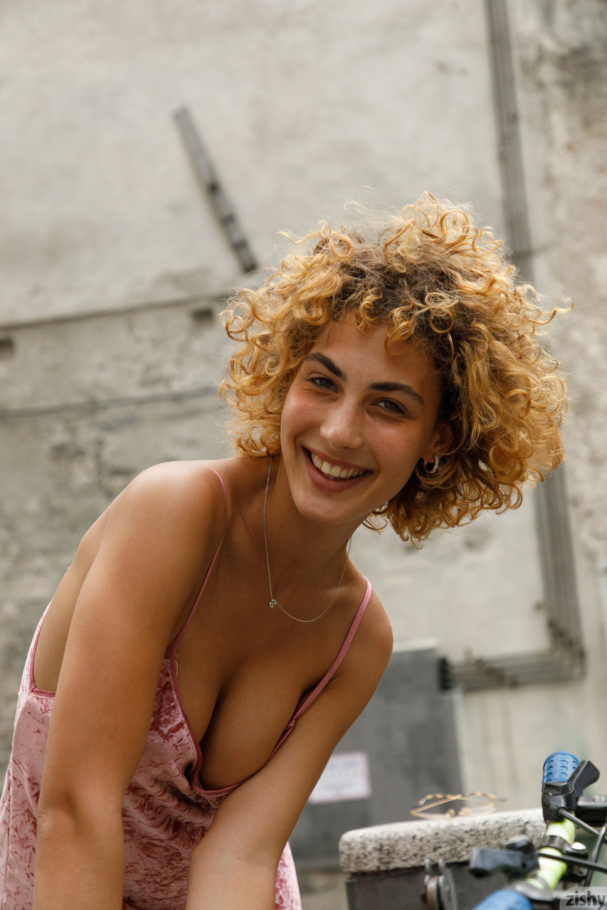 Novizen-Zucker Sylvia Belotti entblößt ihr A-Loch & neckt mit ihrem Ausschnitt in der freien Natur Novizen-Zucker Sylvia Belotti entblößt ihr A-Loch & neckt mit ihrem Ausschnitt in der freien Natur