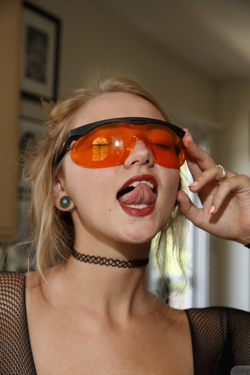 Novia follable Lily Ivy en body y gafas de protección Novia follable Lily Ivy en body y gafas de protección