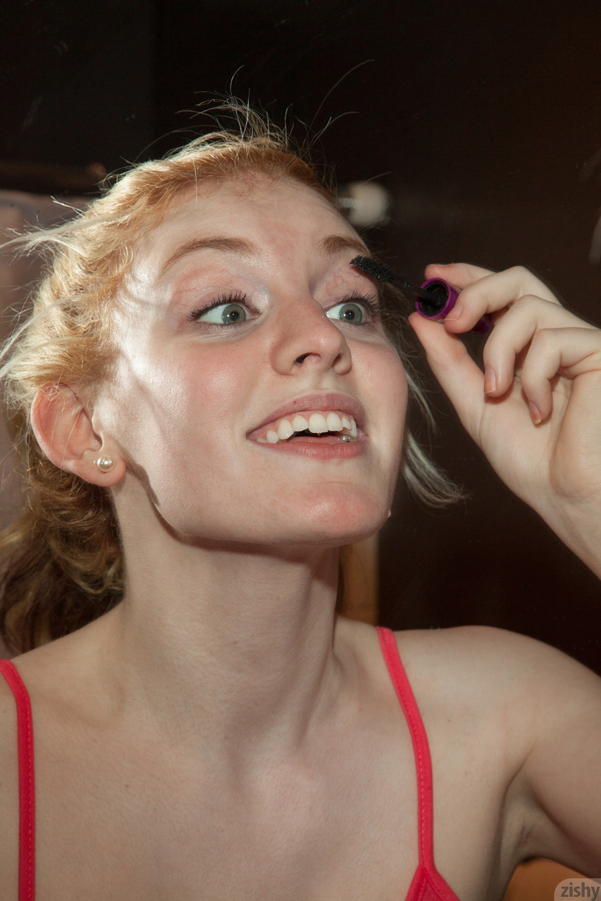 Novia con pecho recherche Wynne Leonard se desnuda y se burla de sus atributos Novia con pecho recherche Wynne Leonard se desnuda y se burla de sus atributos