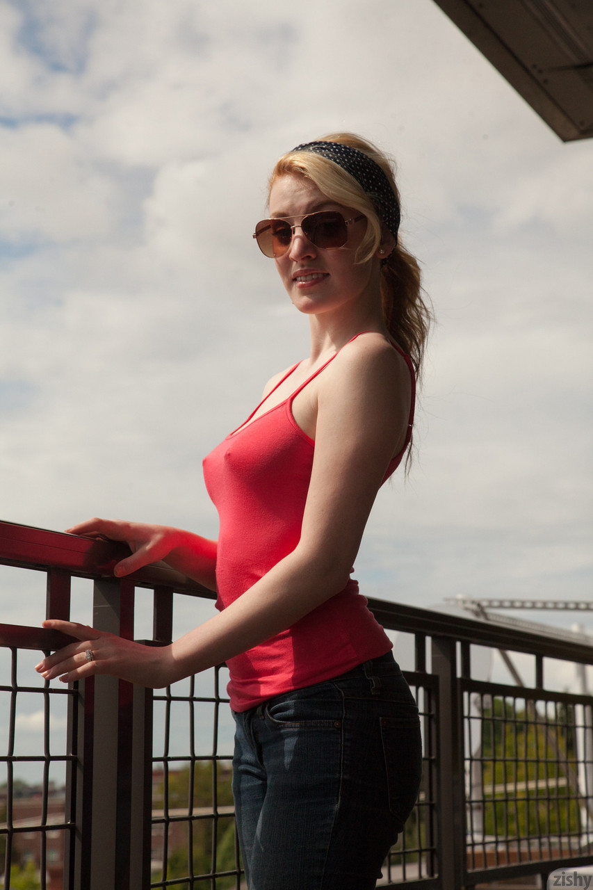 Novia con pecho recherche Wynne Leonard se desnuda y se burla de sus atributos Novia con pecho recherche Wynne Leonard se desnuda y se burla de sus atributos