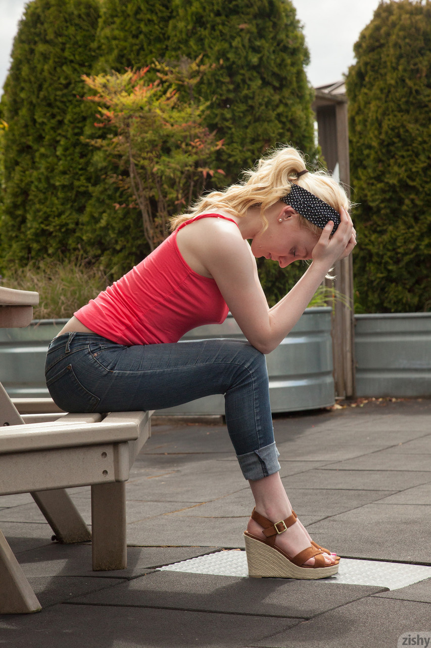 Novia con pecho recherche Wynne Leonard se desnuda y se burla de sus atributos Novia con pecho recherche Wynne Leonard se desnuda y se burla de sus atributos