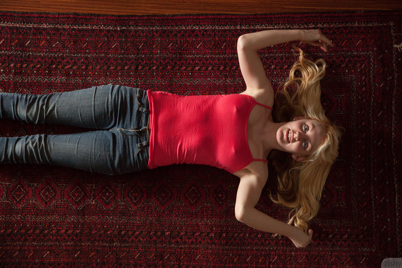 Novia con pecho recherche Wynne Leonard se desnuda y se burla de sus atributos Novia con pecho recherche Wynne Leonard se desnuda y se burla de sus atributos