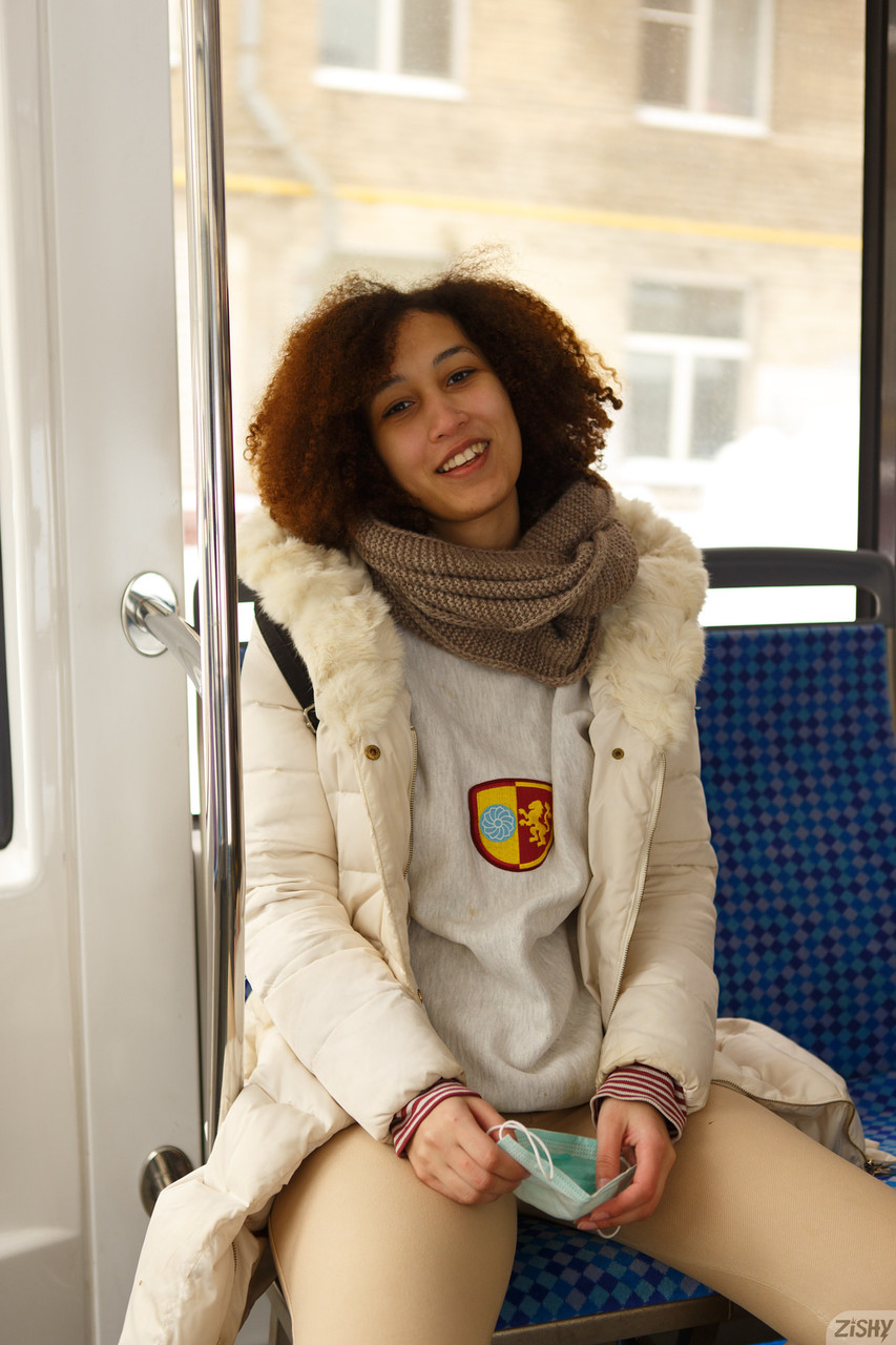 La délicate bimbo Solana Bardell montre ses seins naturels dans un délicieux strip-tease. La délicate bimbo Solana Bardell montre ses seins naturels dans un délicieux strip-tease.