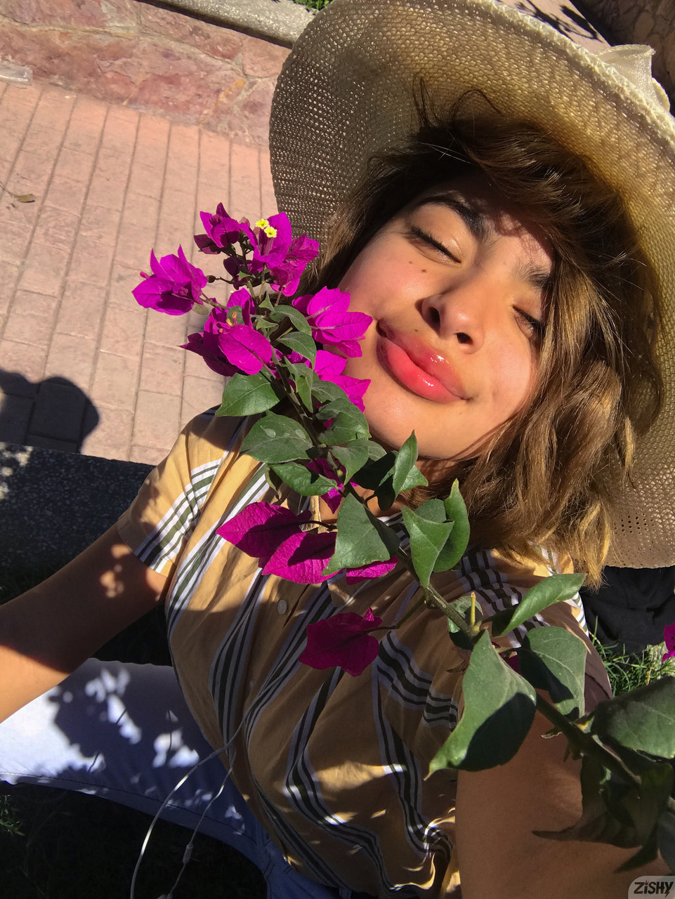 Playgirl acemisi Hazel Heart ağız sulandıran göğüslerini açıyor ve kanepesinde poz veriyor Playgirl acemisi Hazel Heart ağız sulandıran göğüslerini açıyor ve kanepesinde poz veriyor