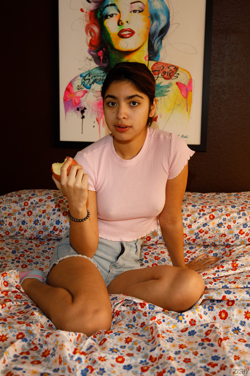 Playgirl acemisi Hazel Heart ağız sulandıran göğüslerini açıyor ve kanepesinde poz veriyor Playgirl acemisi Hazel Heart ağız sulandıran göğüslerini açıyor ve kanepesinde poz veriyor