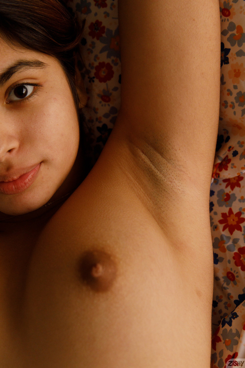 Playgirl acemisi Hazel Heart ağız sulandıran göğüslerini açıyor ve kanepesinde poz veriyor Playgirl acemisi Hazel Heart ağız sulandıran göğüslerini açıyor ve kanepesinde poz veriyor