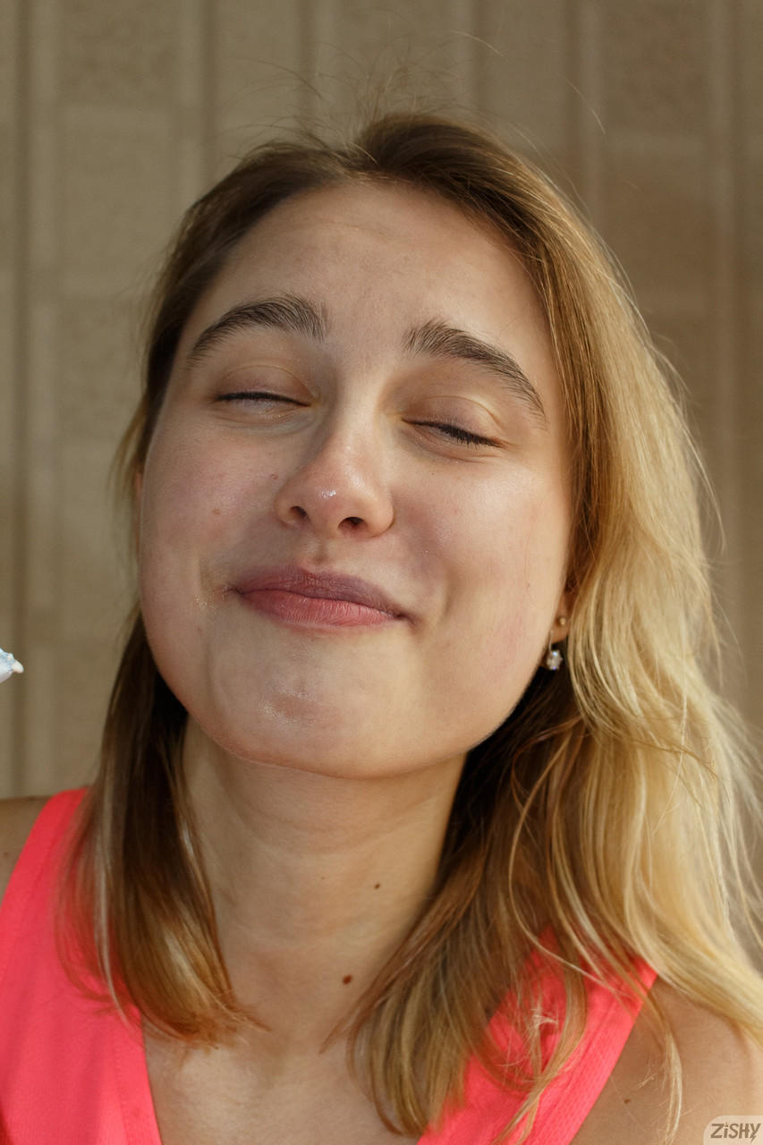 Diletante chique Sofi Levchenko exibe os seus seios e os seus exuberantes olhos castanhos num ensaio a solo Diletante chique Sofi Levchenko exibe os seus seios e os seus exuberantes olhos castanhos num ensaio a solo