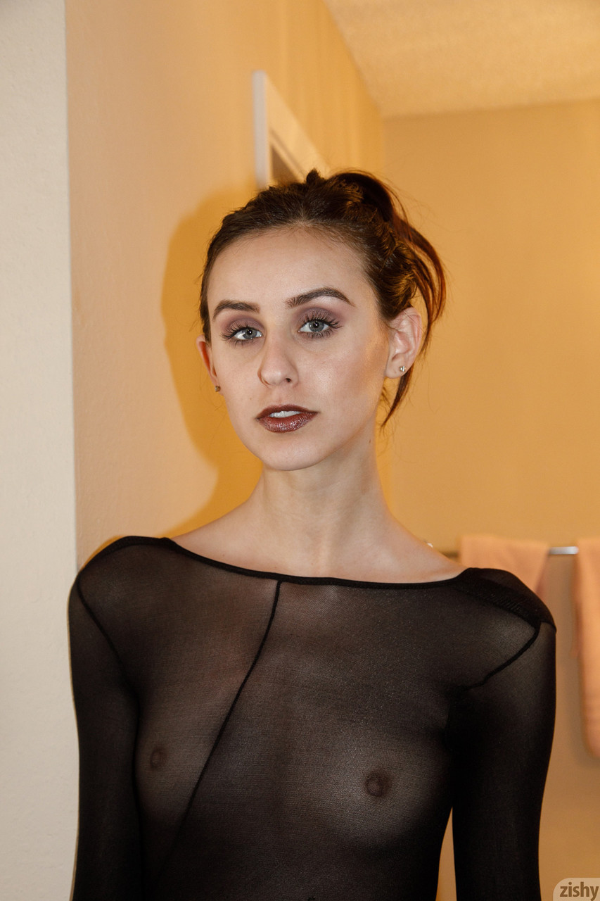 Uzun boylu amatör şeker Jasmine Simco muhteşem siyah korsajıyla poz veriyor Uzun boylu amatör şeker Jasmine Simco muhteşem siyah korsajıyla poz veriyor
