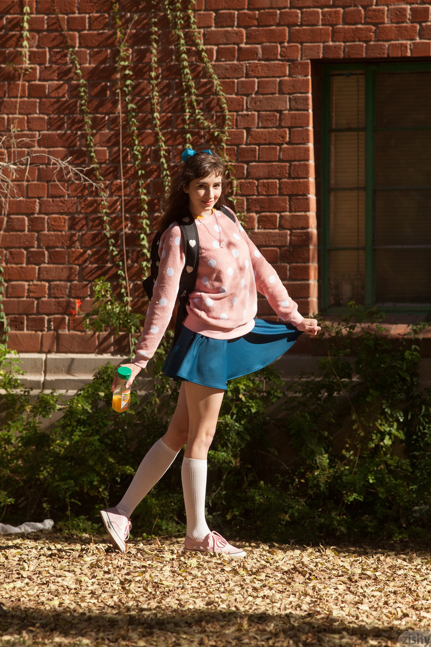 La novia adolescente Yvette Nolot enseña sus bragas y su apetitoso ano al aire libre La novia adolescente Yvette Nolot enseña sus bragas y su apetitoso ano al aire libre