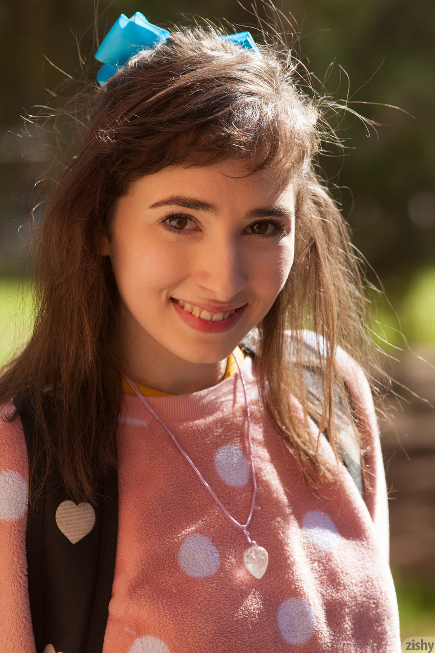 La novia adolescente Yvette Nolot enseña sus bragas y su apetitoso ano al aire libre La novia adolescente Yvette Nolot enseña sus bragas y su apetitoso ano al aire libre