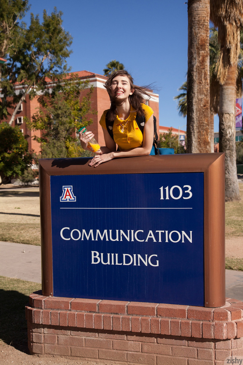 La novia adolescente Yvette Nolot enseña sus bragas y su apetitoso ano al aire libre La novia adolescente Yvette Nolot enseña sus bragas y su apetitoso ano al aire libre