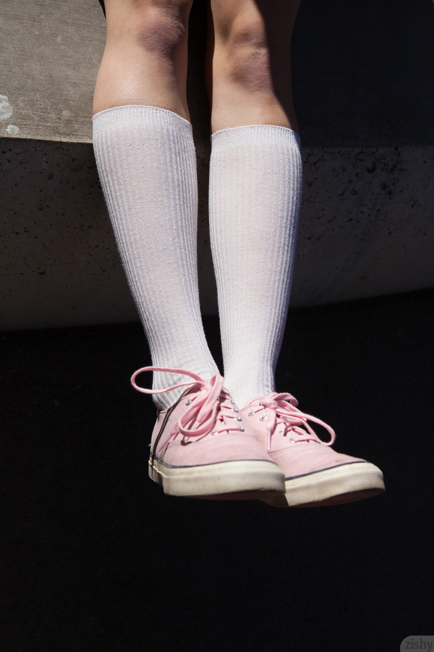 La novia adolescente Yvette Nolot enseña sus bragas y su apetitoso ano al aire libre La novia adolescente Yvette Nolot enseña sus bragas y su apetitoso ano al aire libre