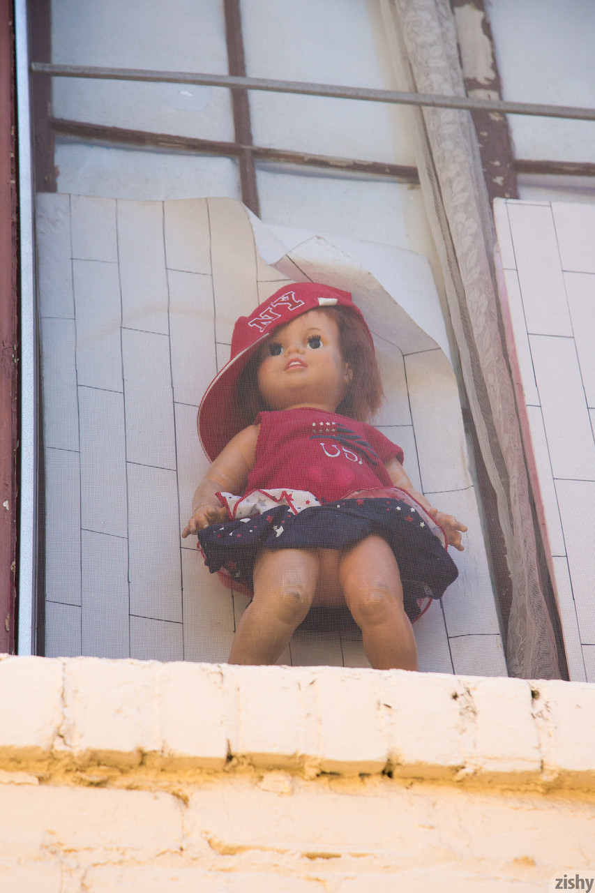 La atractiva pelirroja Julie Wheeler modela sin desnudarse con un body bronceado La atractiva pelirroja Julie Wheeler modela sin desnudarse con un body bronceado