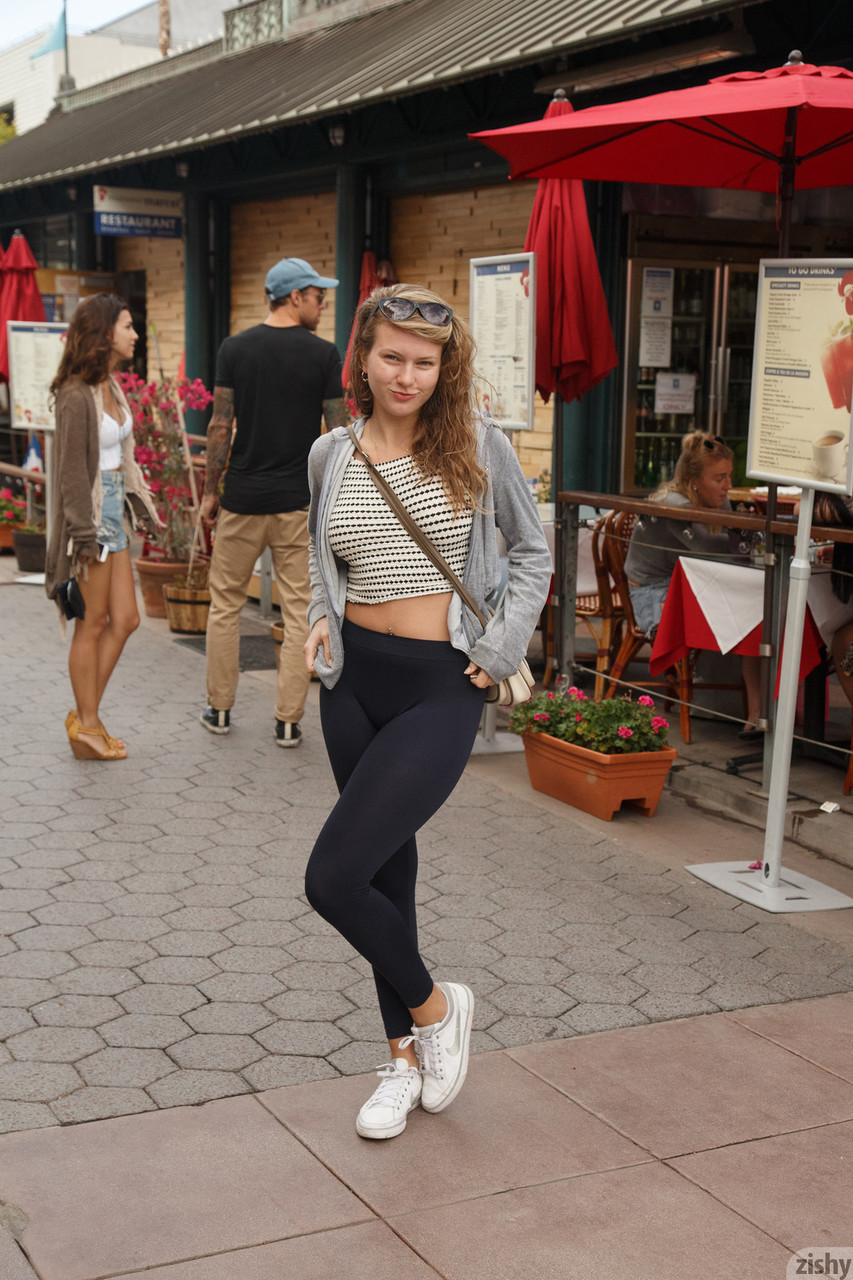 Zalotna cyna w rajstopach Tatiana Penskaya pokazuje swój naturalny biust na zewnątrz Zalotna cyna w rajstopach Tatiana Penskaya pokazuje swój naturalny biust na zewnątrz