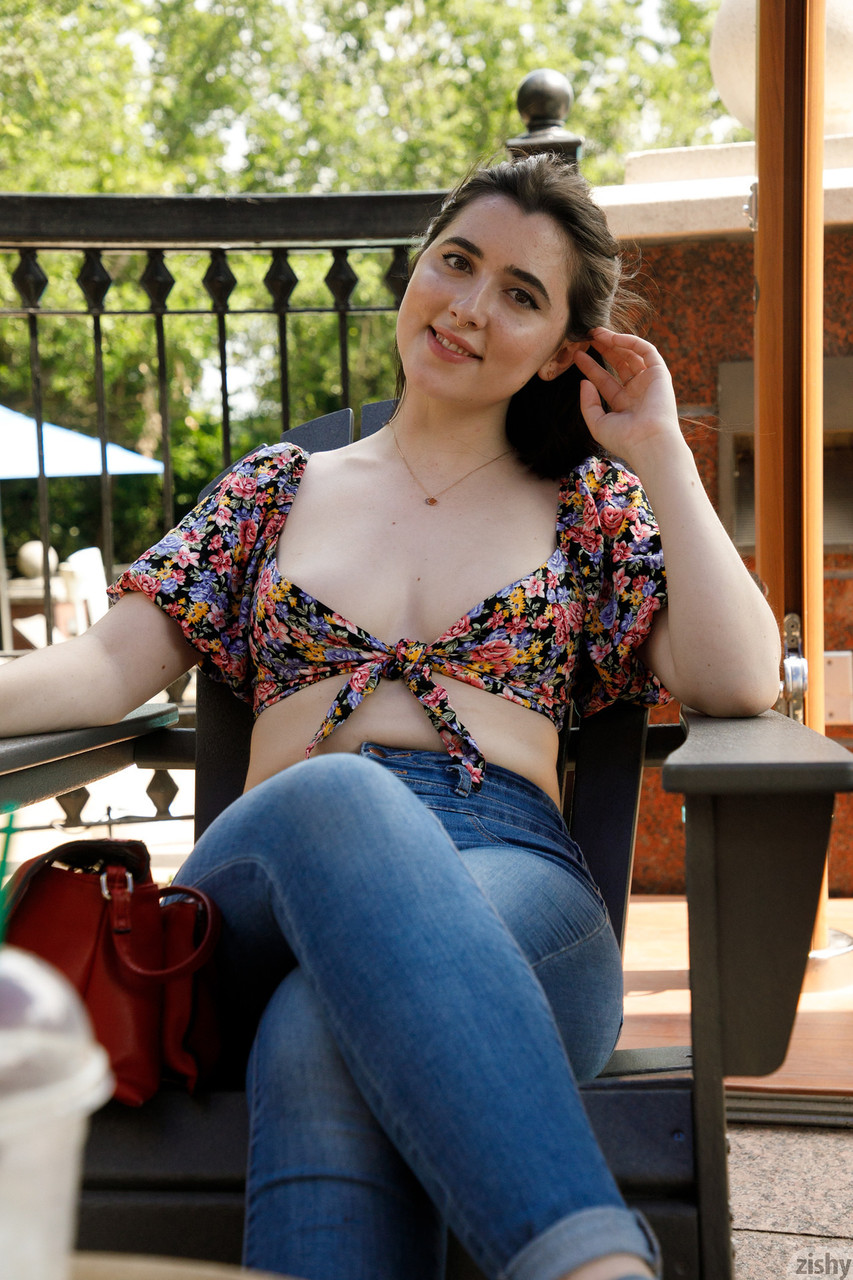 Atractiva chavette en vaqueros Ophelia Palantine revela su gran ojo marrón y sus jugosas tetas Atractiva chavette en vaqueros Ophelia Palantine revela su gran ojo marrón y sus jugosas tetas