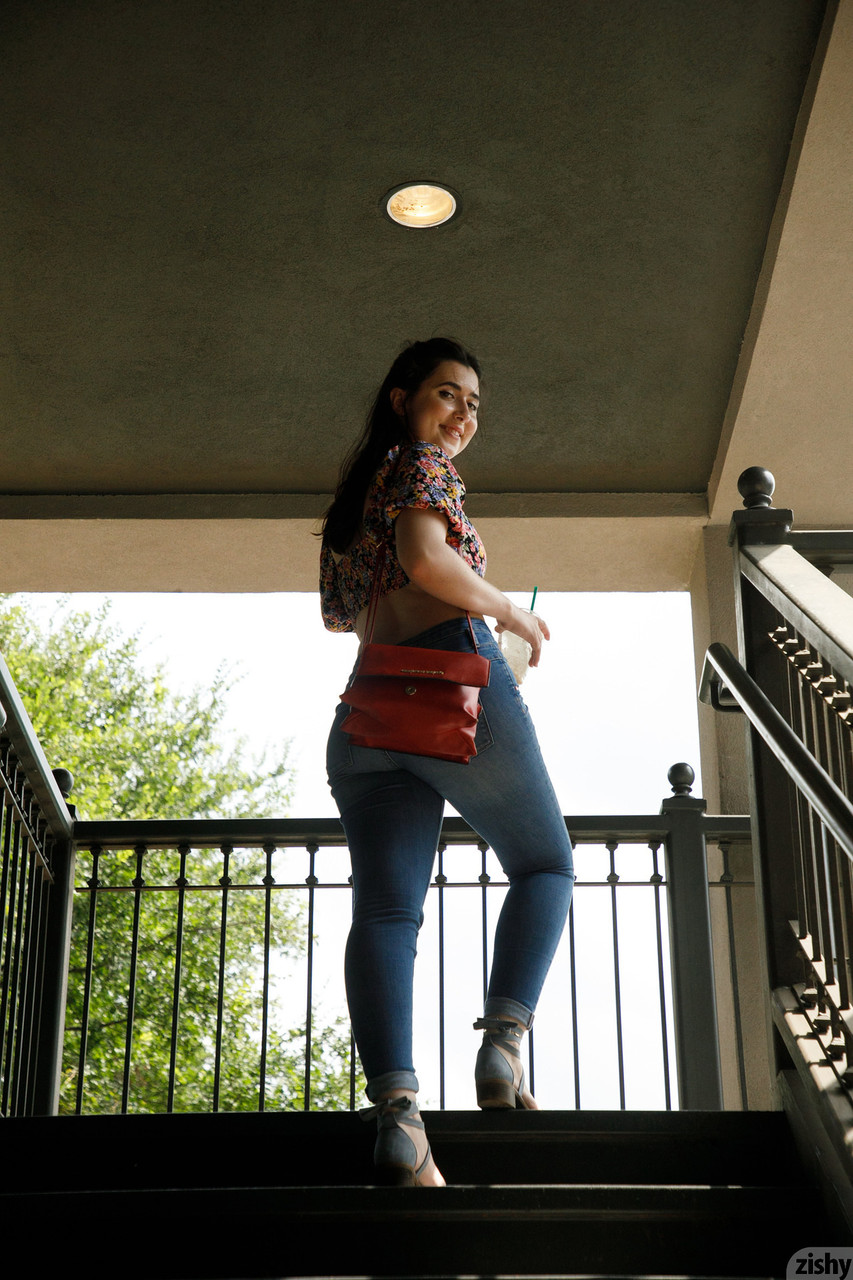 Atractiva chavette en vaqueros Ophelia Palantine revela su gran ojo marrón y sus jugosas tetas Atractiva chavette en vaqueros Ophelia Palantine revela su gran ojo marrón y sus jugosas tetas