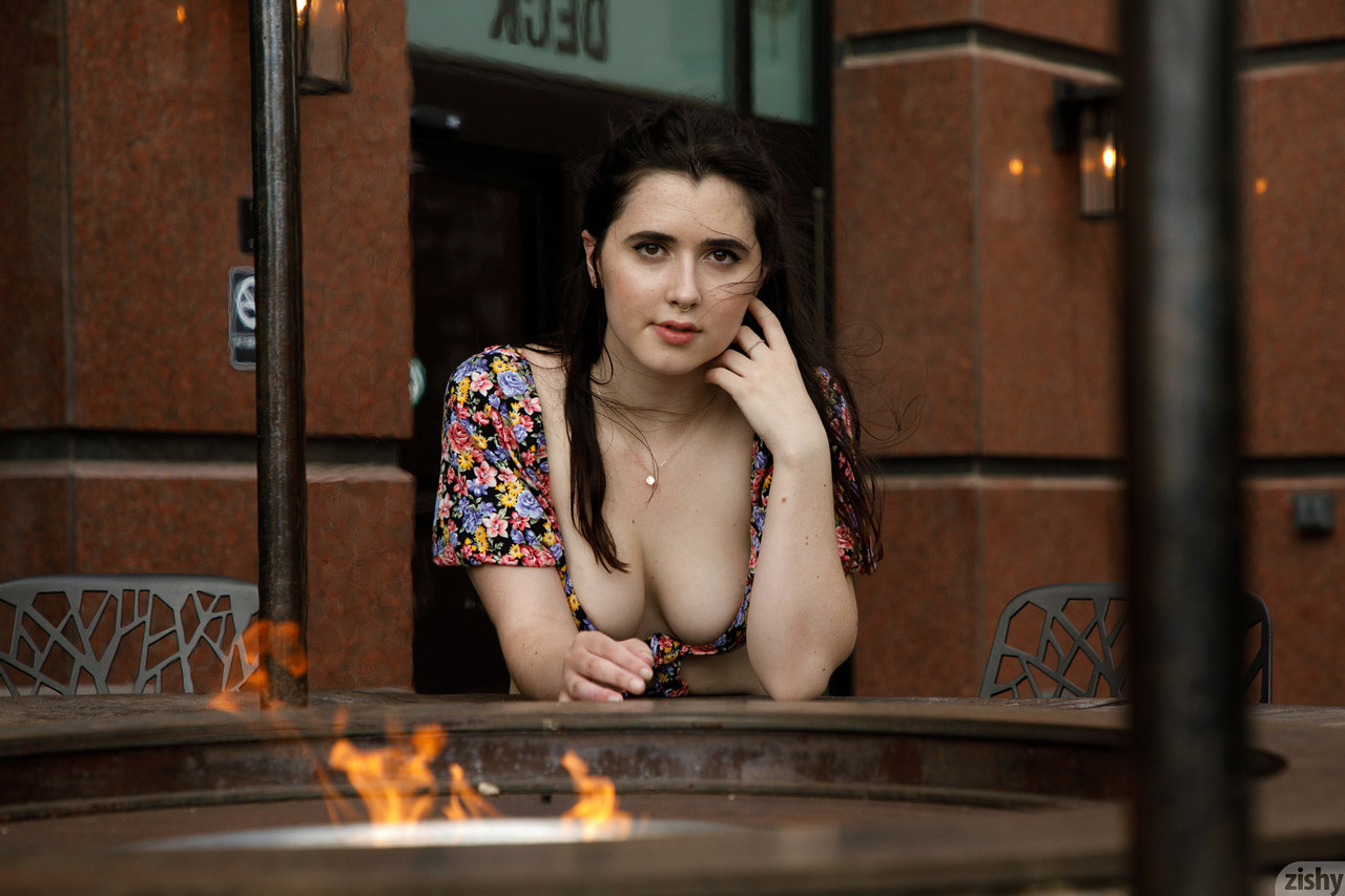 Atractiva chavette en vaqueros Ophelia Palantine revela su gran ojo marrón y sus jugosas tetas Atractiva chavette en vaqueros Ophelia Palantine revela su gran ojo marrón y sus jugosas tetas