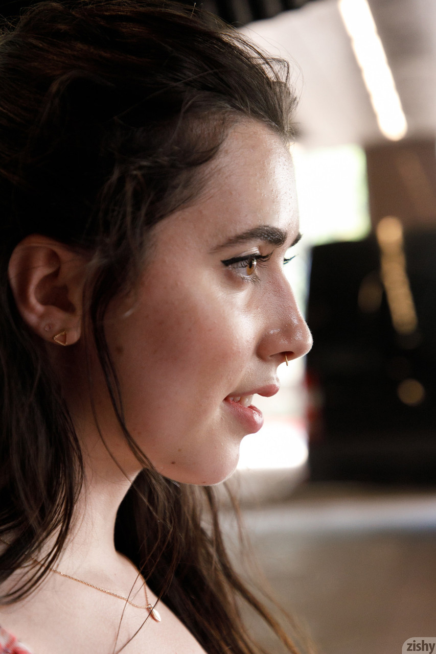 Atractiva chavette en vaqueros Ophelia Palantine revela su gran ojo marrón y sus jugosas tetas Atractiva chavette en vaqueros Ophelia Palantine revela su gran ojo marrón y sus jugosas tetas