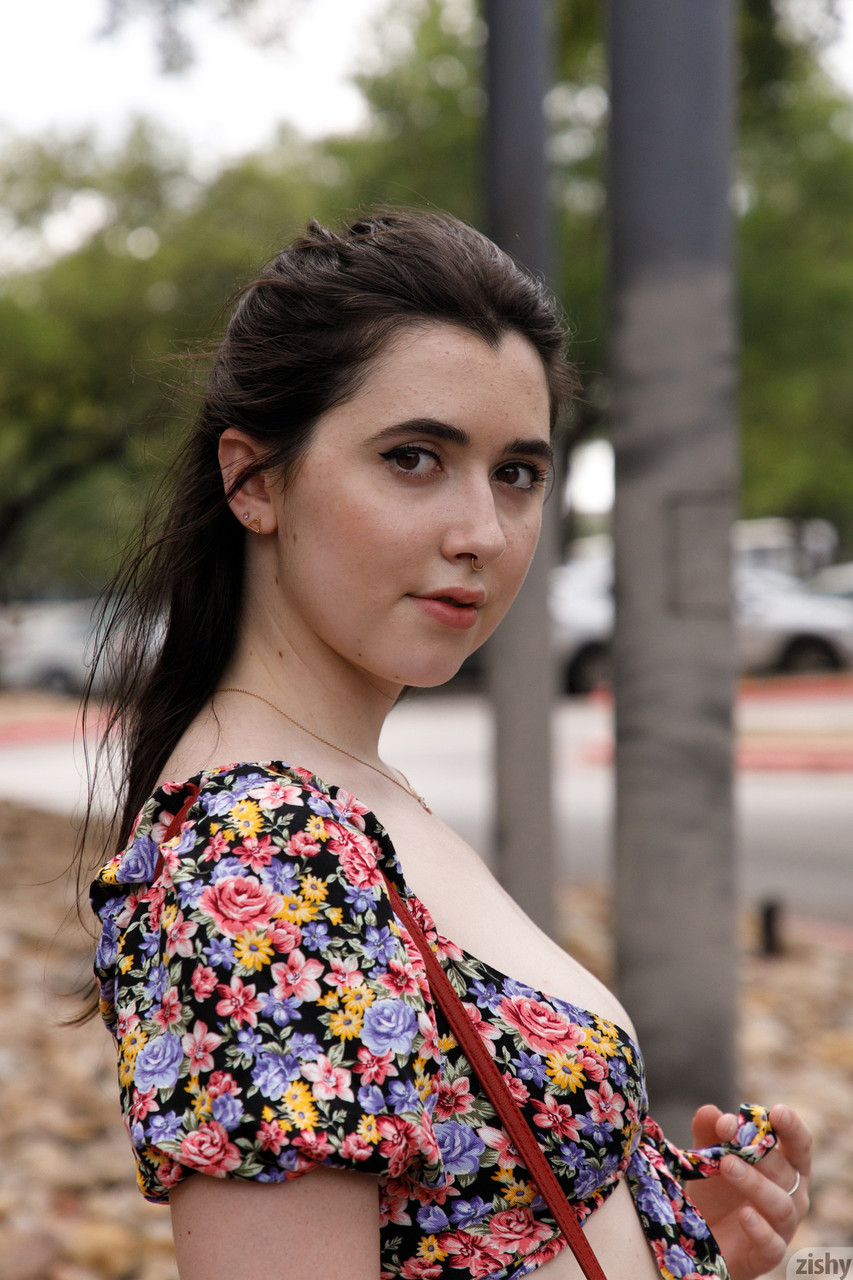 Atractiva chavette en vaqueros Ophelia Palantine revela su gran ojo marrón y sus jugosas tetas Atractiva chavette en vaqueros Ophelia Palantine revela su gran ojo marrón y sus jugosas tetas