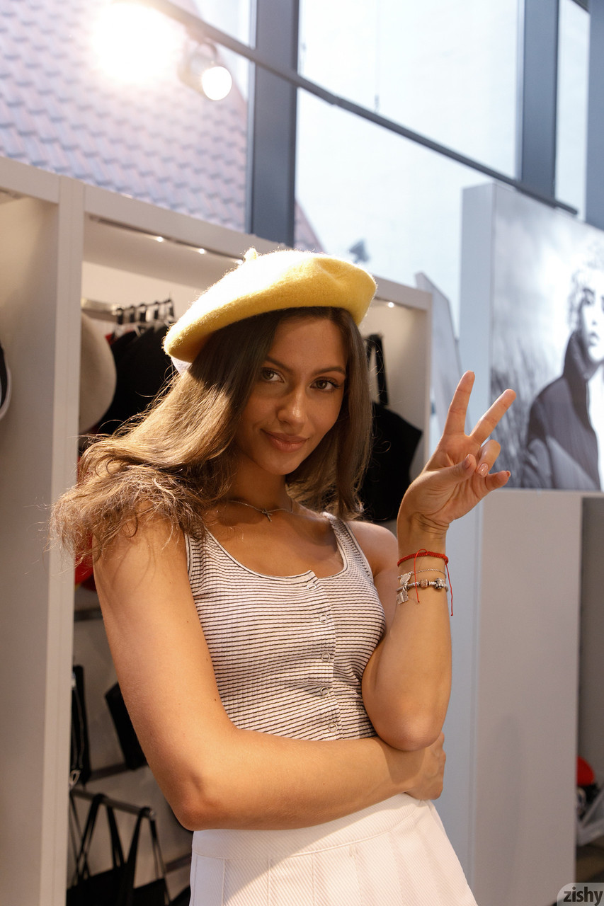 O anjo letão Shyla Volbeck posa e mostra os seus seios ao ar livre enquanto faz compras O anjo letão Shyla Volbeck posa e mostra os seus seios ao ar livre enquanto faz compras