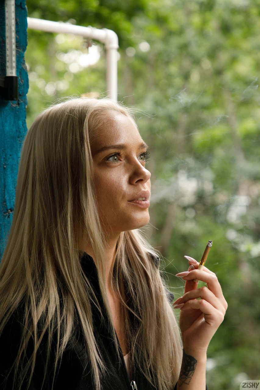 Le mannequin Katya Nesterova montre ses seins chauds et son cul baisable. Le mannequin Katya Nesterova montre ses seins chauds et son cul baisable.