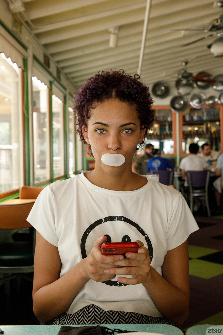 Fuckable chavette in Brille Rebel Tee blinkt ihre leckere natürliche Brust im Freien Fuckable chavette in Brille Rebel Tee blinkt ihre leckere natürliche Brust im Freien