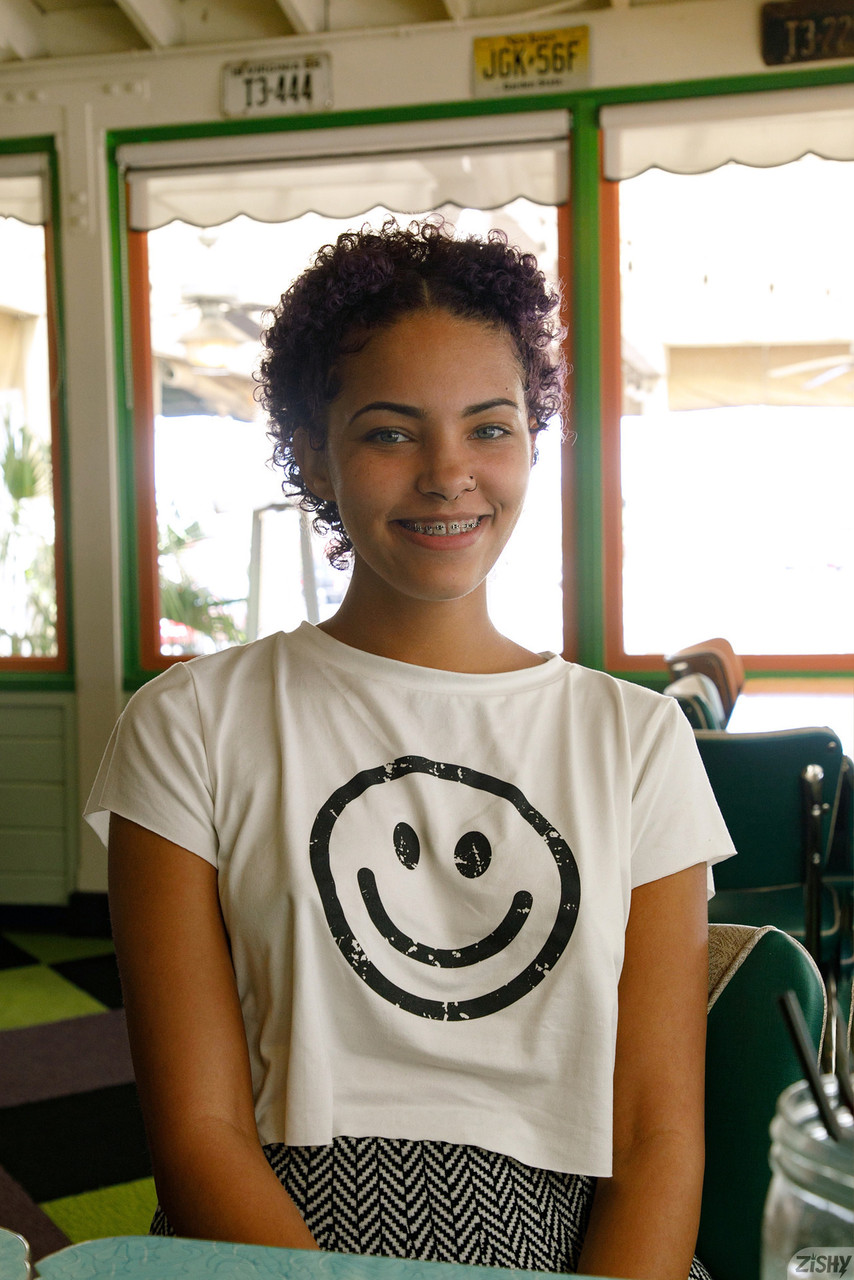 Fuckable chavette in Brille Rebel Tee blinkt ihre leckere natürliche Brust im Freien Fuckable chavette in Brille Rebel Tee blinkt ihre leckere natürliche Brust im Freien