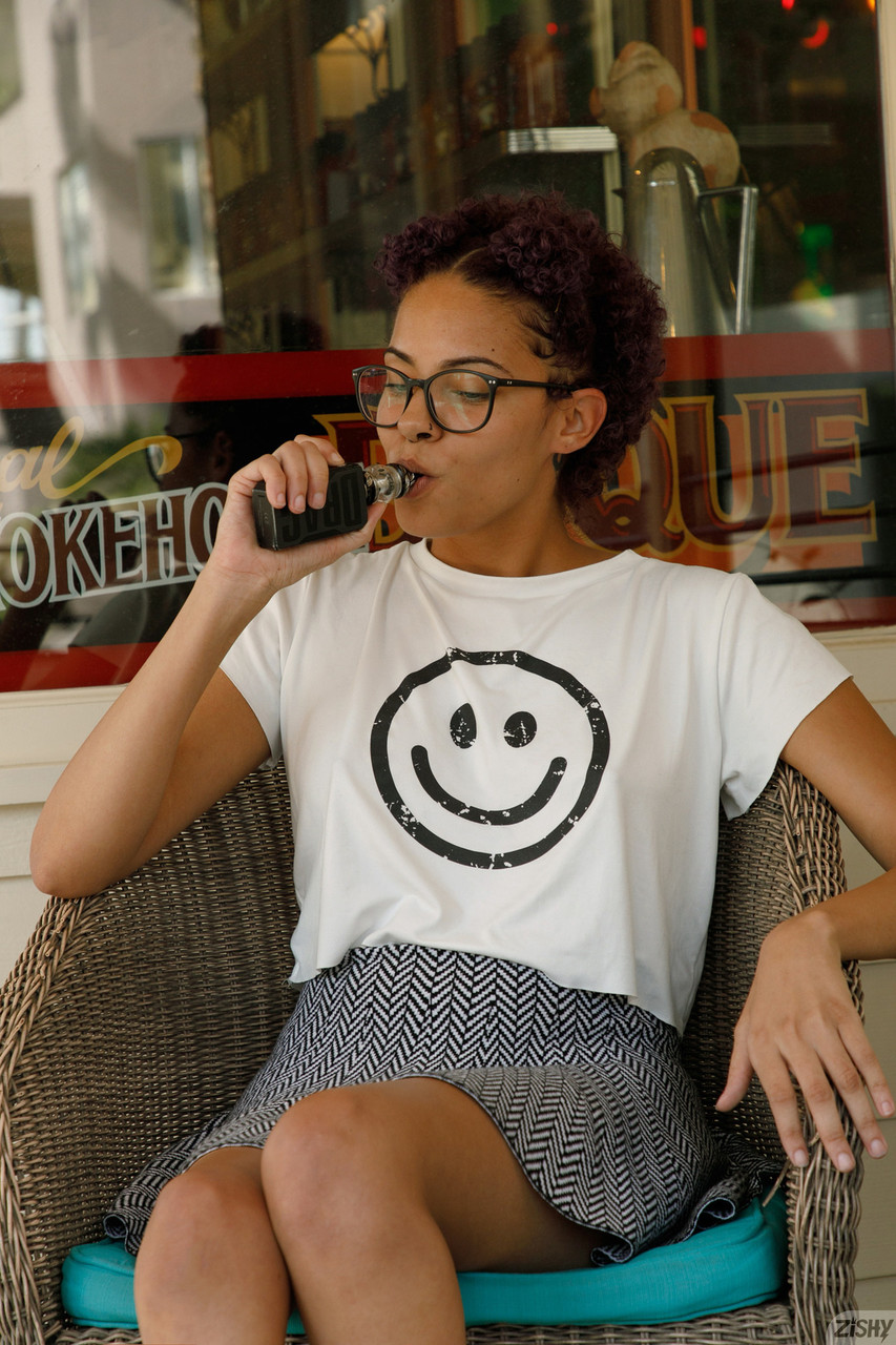 Fuckable chavette in Brille Rebel Tee blinkt ihre leckere natürliche Brust im Freien Fuckable chavette in Brille Rebel Tee blinkt ihre leckere natürliche Brust im Freien