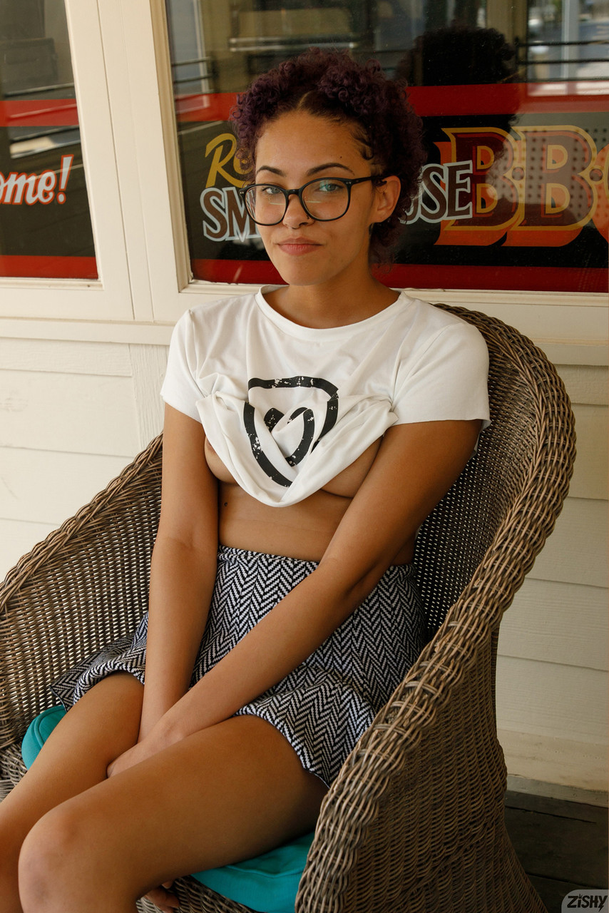 Fuckable chavette in Brille Rebel Tee blinkt ihre leckere natürliche Brust im Freien Fuckable chavette in Brille Rebel Tee blinkt ihre leckere natürliche Brust im Freien