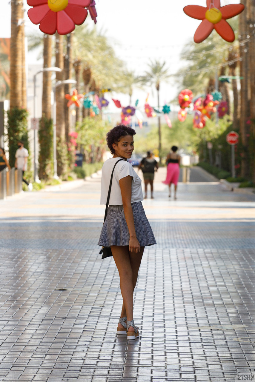 Fuckable chavette in Brille Rebel Tee blinkt ihre leckere natürliche Brust im Freien Fuckable chavette in Brille Rebel Tee blinkt ihre leckere natürliche Brust im Freien