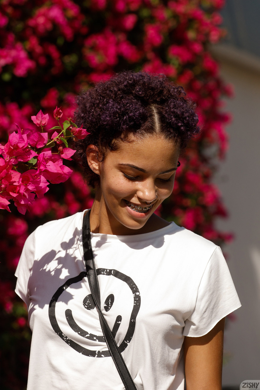 Fuckable chavette in Brille Rebel Tee blinkt ihre leckere natürliche Brust im Freien Fuckable chavette in Brille Rebel Tee blinkt ihre leckere natürliche Brust im Freien