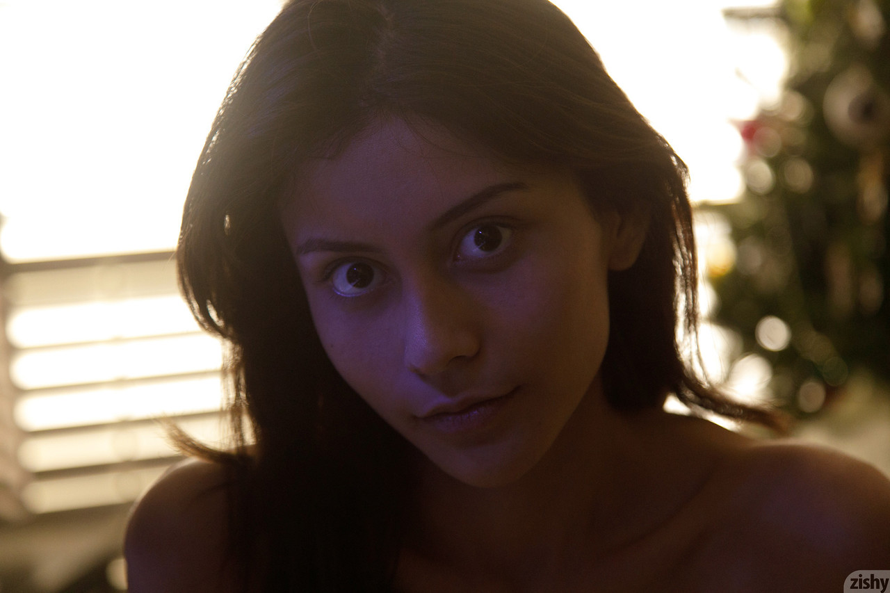 Pyszna nieprofesjonalistka Emelia Pearl odsłania swoje smukłe nagie ciało Pyszna nieprofesjonalistka Emelia Pearl odsłania swoje smukłe nagie ciało