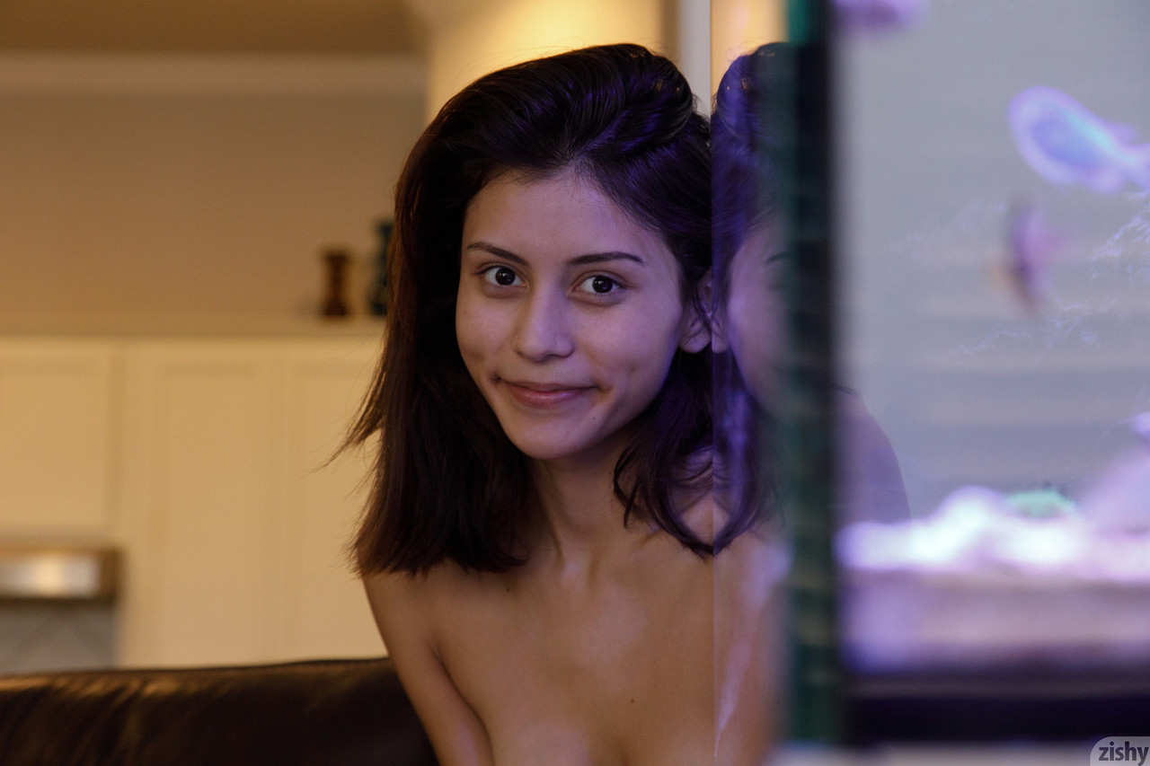 Pyszna nieprofesjonalistka Emelia Pearl odsłania swoje smukłe nagie ciało Pyszna nieprofesjonalistka Emelia Pearl odsłania swoje smukłe nagie ciało