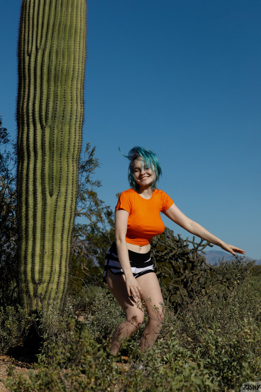 Novice tinny Vonnie Bean zeigt ihre großen Juggs und große Hintertür in einem Solo Novice tinny Vonnie Bean zeigt ihre großen Juggs und große Hintertür in einem Solo