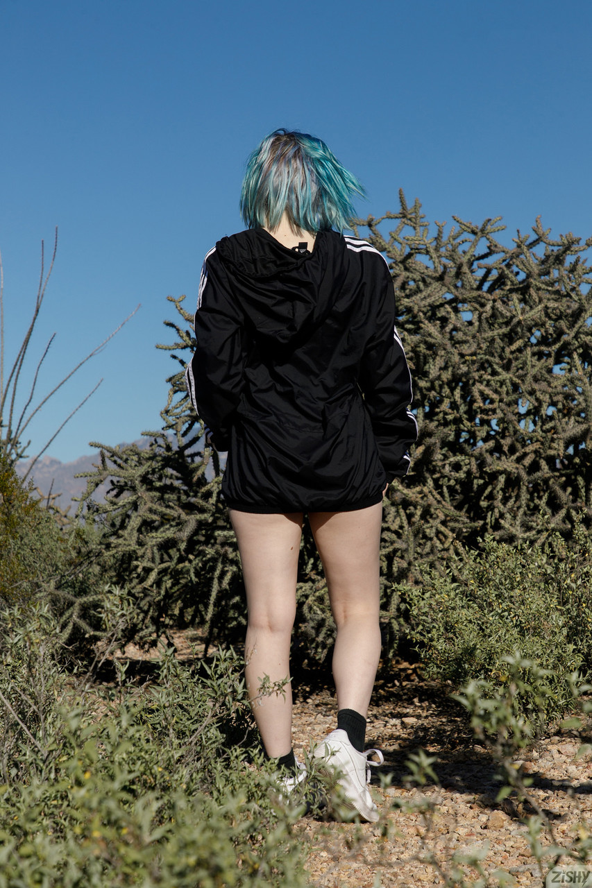 Novice tinny Vonnie Bean zeigt ihre großen Juggs und große Hintertür in einem Solo Novice tinny Vonnie Bean zeigt ihre großen Juggs und große Hintertür in einem Solo