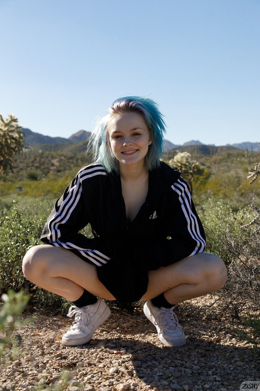 Novice tinny Vonnie Bean zeigt ihre großen Juggs und große Hintertür in einem Solo Novice tinny Vonnie Bean zeigt ihre großen Juggs und große Hintertür in einem Solo