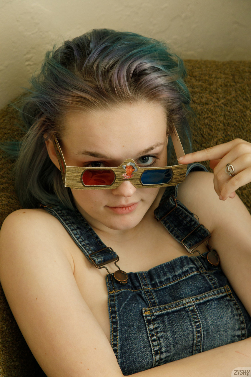 Novice tinny Vonnie Bean zeigt ihre großen Juggs und große Hintertür in einem Solo Novice tinny Vonnie Bean zeigt ihre großen Juggs und große Hintertür in einem Solo