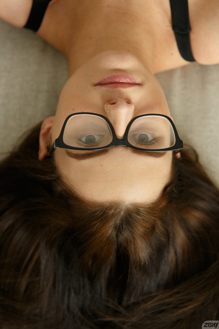 La doncella con gafas Stella Barry pierde el bañador y deja al descubierto su cuerpazo La doncella con gafas Stella Barry pierde el bañador y deja al descubierto su cuerpazo