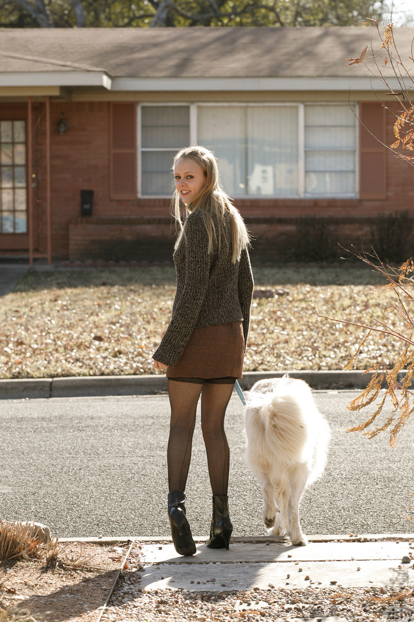 ヘレン・バーグストロムのファッショナブルなパンティとストッキングがジューシーなリアを強調 ヘレン・バーグストロムのファッショナブルなパンティとストッキングがジューシーなリアを強調