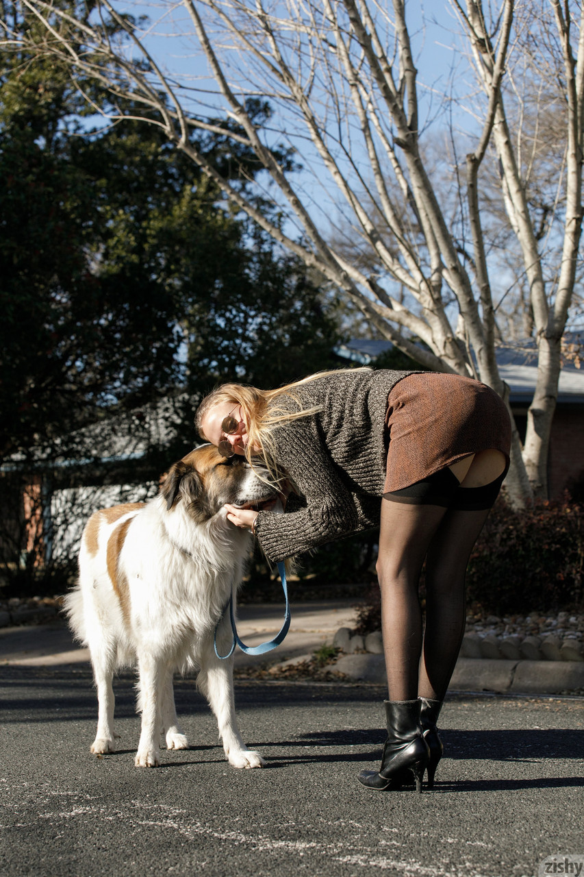 ヘレン・バーグストロムのファッショナブルなパンティとストッキングがジューシーなリアを強調 ヘレン・バーグストロムのファッショナブルなパンティとストッキングがジューシーなリアを強調