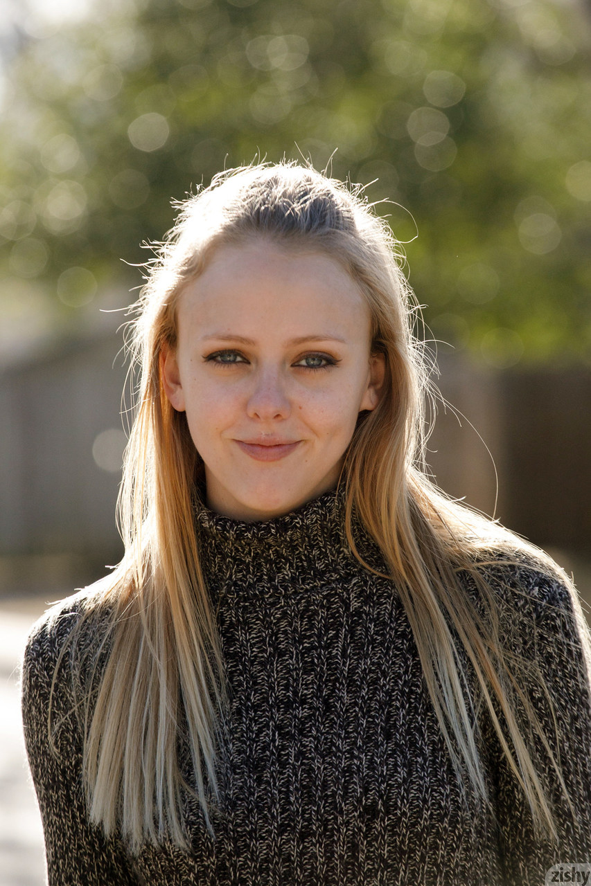 ヘレン・バーグストロムのファッショナブルなパンティとストッキングがジューシーなリアを強調 ヘレン・バーグストロムのファッショナブルなパンティとストッキングがジューシーなリアを強調