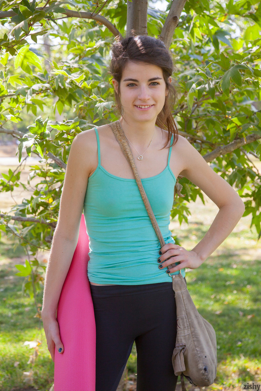 A namorada de Tinny, Ingrid Hayes, provoca com o seu ás em collants fodíveis ao ar livre A namorada de Tinny, Ingrid Hayes, provoca com o seu ás em collants fodíveis ao ar livre