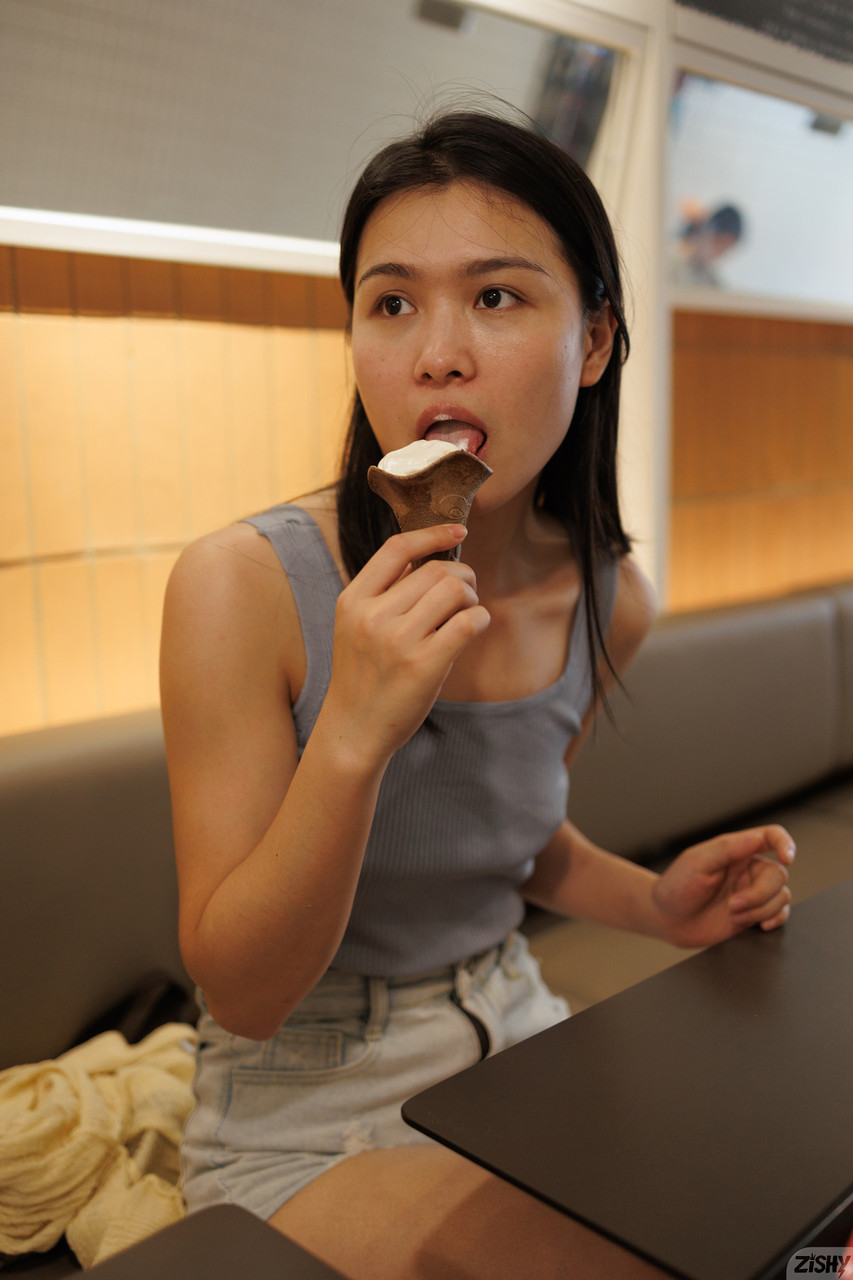 Banana Li’s Seductive Brunette Charm Glows in Amateur Babe Tease Banana Li’s Seductive Brunette Charm Glows in Amateur Babe Tease