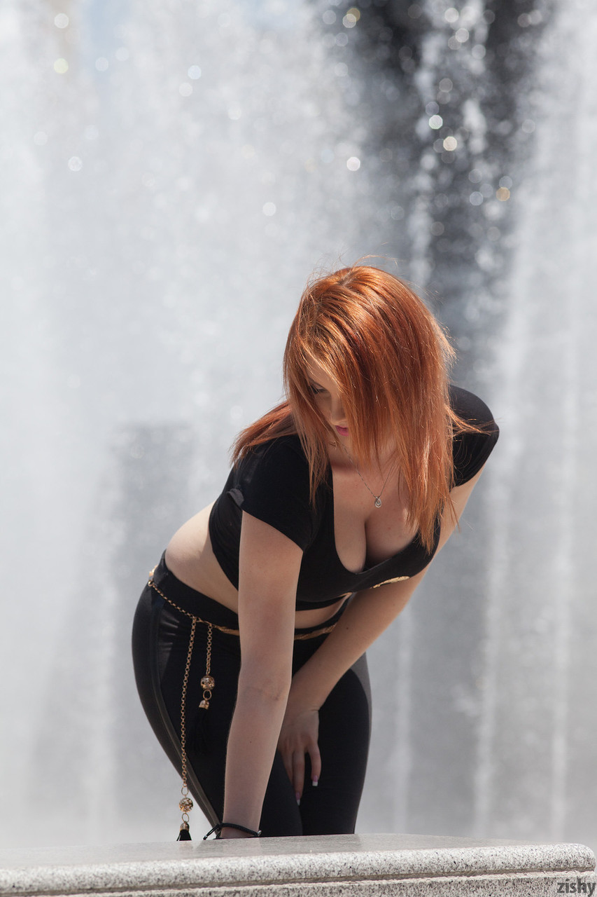 La despampanante pelirroja Lilith Lust posa con unos lujosos leggings negros y tacones al aire libre La despampanante pelirroja Lilith Lust posa con unos lujosos leggings negros y tacones al aire libre