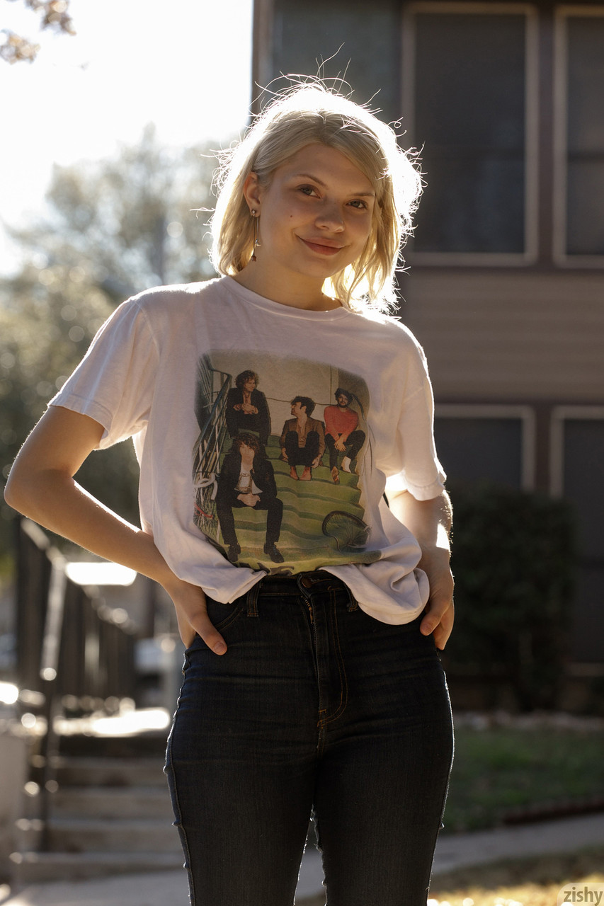 La principiante Phaedra James se quita los vaqueros y las bragas para jugar con su gran puerta trasera La principiante Phaedra James se quita los vaqueros y las bragas para jugar con su gran puerta trasera