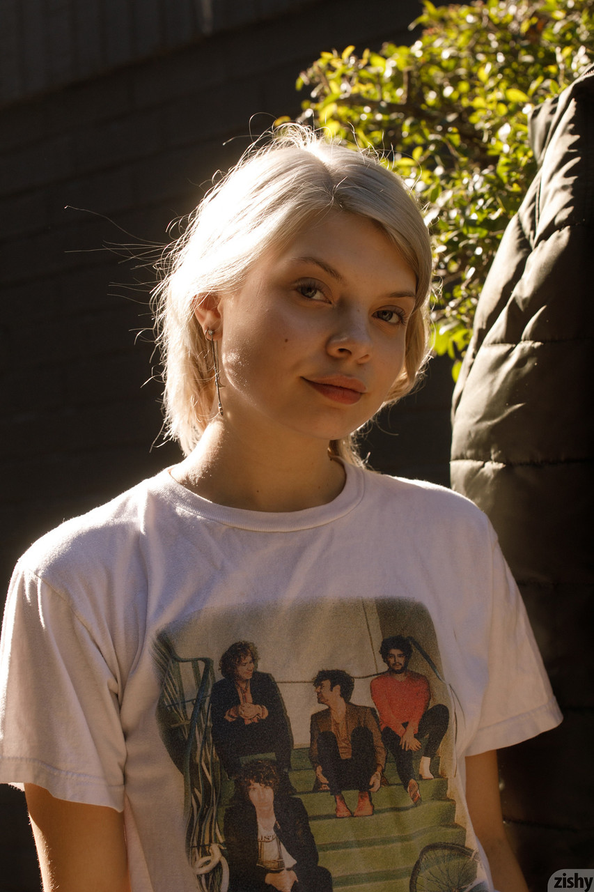 La principiante Phaedra James se quita los vaqueros y las bragas para jugar con su gran puerta trasera La principiante Phaedra James se quita los vaqueros y las bragas para jugar con su gran puerta trasera